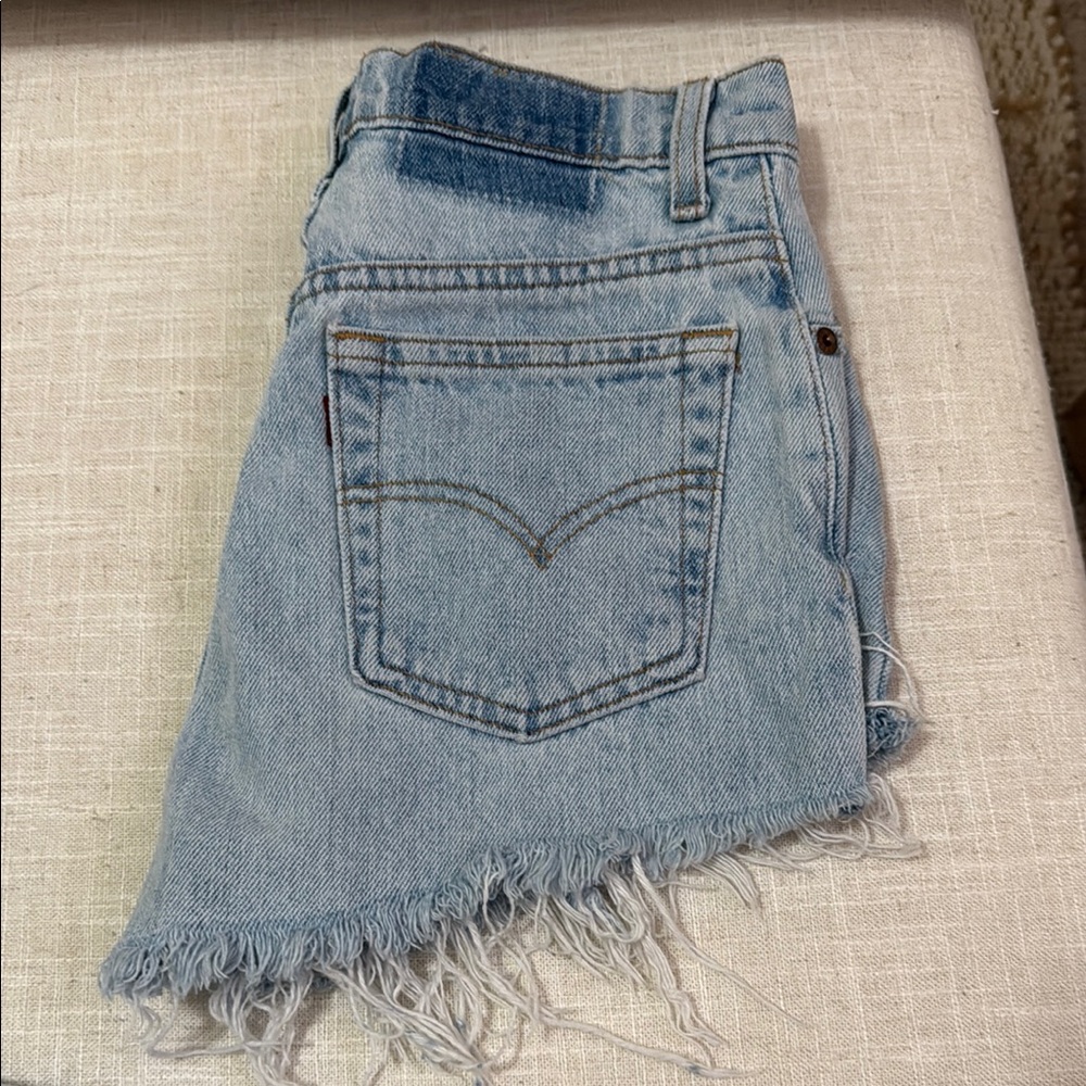 LEVI CUT OFF SHORTS